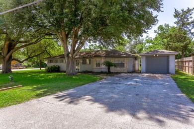 1009 Hicks St, Tomball, TX 77375 - photo 3