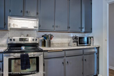 2715 Chatham Rd, Lansing, MI 48910 - photo 3