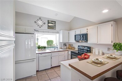 Beautiful and super clean, open kitchen with break