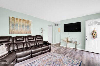 8219 Smyrna Pkwy, Louisville, KY 40228 - photo 5