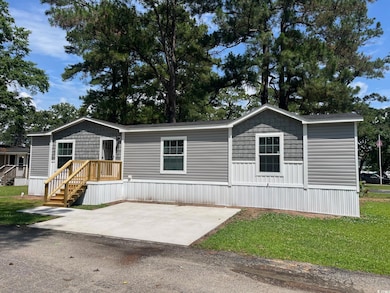 Manufactured / mobile home featuring a front yard