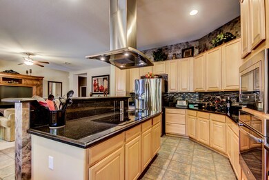 2306 E Oakland St-25