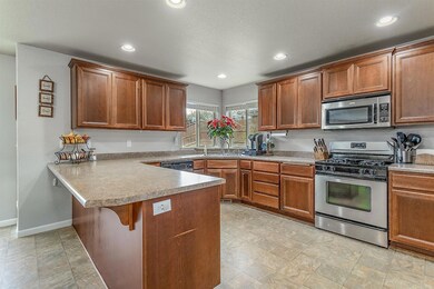 634 Nottingham Terrace, Eagle Point, OR 97524 - photo 2