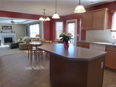 Large eat-in kitchen with center breakfast bar isl