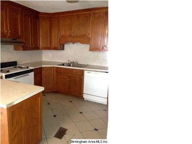 Great kitchen with lots of cabinets