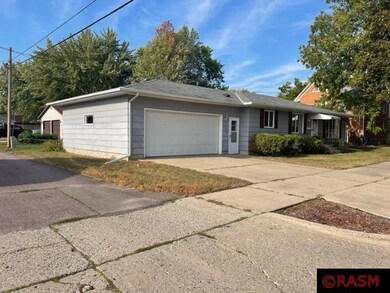 910 910 N 8th St, New Ulm, MN 56073 - photo 2