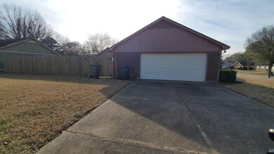 Privacy Fence - Side Load Garage