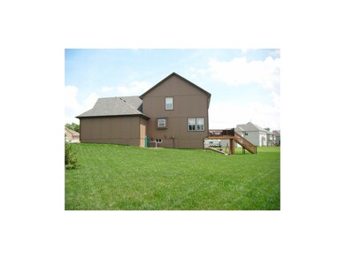 900 Birchwood Dr, Raymore, MO 64083 - photo 4