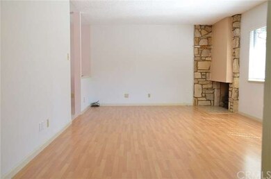 Beautiful well kept wood laminate in living room/d