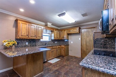 2007 College St, Gainesville, TX 76240 - photo 5