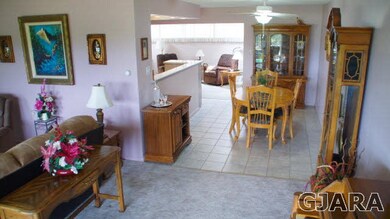LIVING ROOM/DINING ROOM