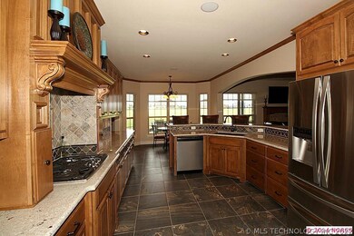 Spacious kitchen with lots of cabinet/counter spac