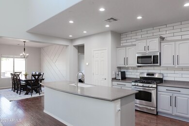 Kitchen & Dining