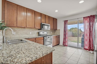 Kitchen with appliances with stainless steel fini