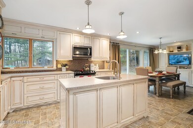 19-web-or-mls-705StDavidsLn_19