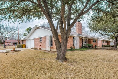 1101 Hillside Dr, Gainesville, TX 76240 - photo 2