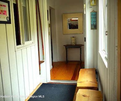 06 Mudroom to entry
