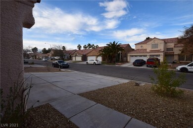 WIDE DRIVEWAY!