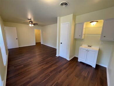 205 E Crestmont Dr, Alvin, TX 77511 - photo 4