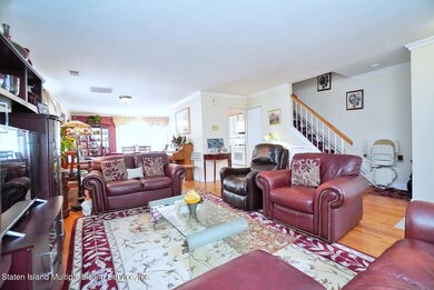 (4) LIVING ROOM