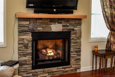 Beautiful Fireplace/Gas Logs