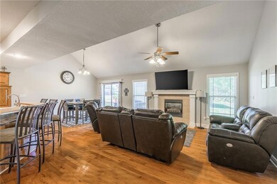 4320 SW Flintrock Dr, Lees Summit, MO 64082 - photo 4