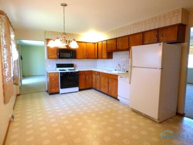 2240 104th St, Toledo, OH 43611 - photo 2