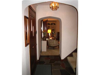 Entry/Foyer.