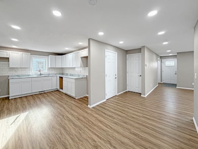 1413 S Locust Ave, Freeport, IL 61032 - photo 3