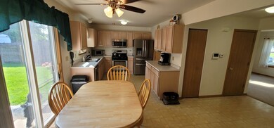 1253 Yellowpine Dr, Aurora, IL 60506 - photo 3