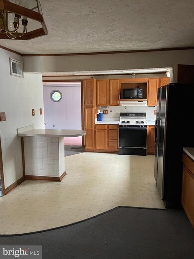 1409 Avon Ct, Halethorpe, MD 21227 - photo 6