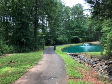 BEAUTIFUL WALKING TRAILS & PONDS