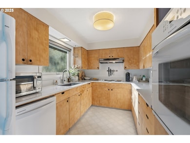 401 Eugene St, Hood River, OR 97031 - photo 3