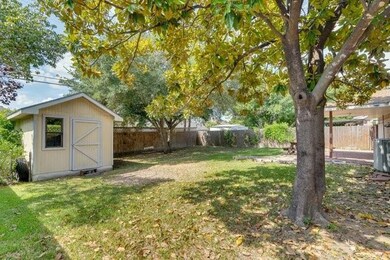 810 Phillips Dr, Ennis, TX 75119 - photo 5