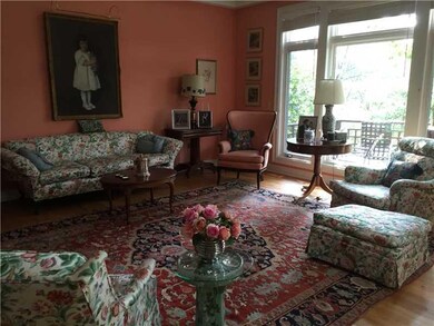 Living Room. Lovely room with large palladian wind
