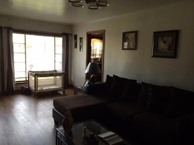 1500 Wilson Living room