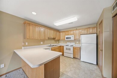5916 Sutton Place unit 1, Urbandale, IA 50322 - photo 7