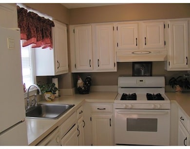 523 Washington St unit B2, Pembroke, MA 02359 - photo 5