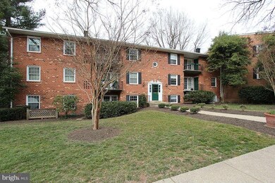 3890 Lyndhurst Dr unit 101, Fairfax, VA 22031 - photo 2