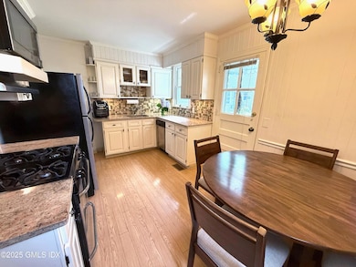 Eat-in Kitchen