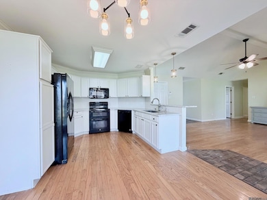 17047 Hunters Trace W, Prairieville, LA 70769 - photo 4