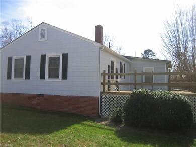 Ride side view of home and large rear deck