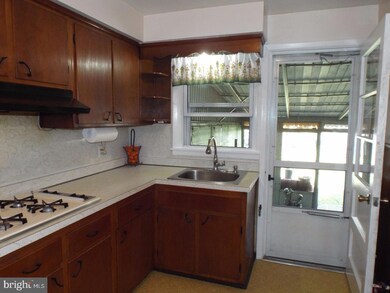 1122 E 8th St, Crum Lynne, PA 19022 - photo 7