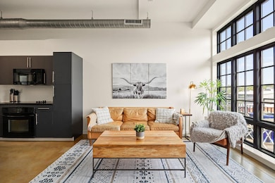 Living room with a towering ceiling
