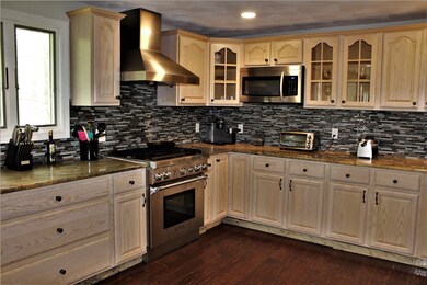 21 Beaver Creek Ct, Cranston, RI 02921 - photo 4