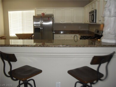 Large breakfast bar - very open floor plan