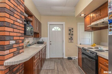 1325 W 17th St, Davenport, IA 52804 - photo 7