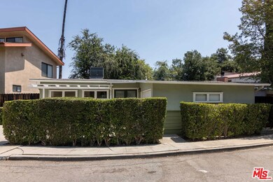 Front Hedge-842 Oneonta