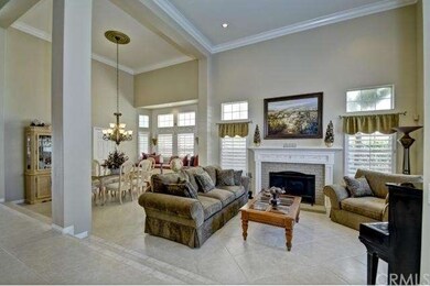 EXPANSIVE LIVING ROOM & FORMAL DINING ROOM OFFERIN