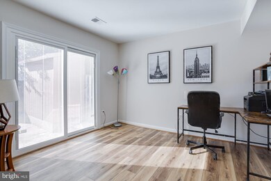 9511 Barcellona Ct, Fairfax, VA 22031 - photo 6